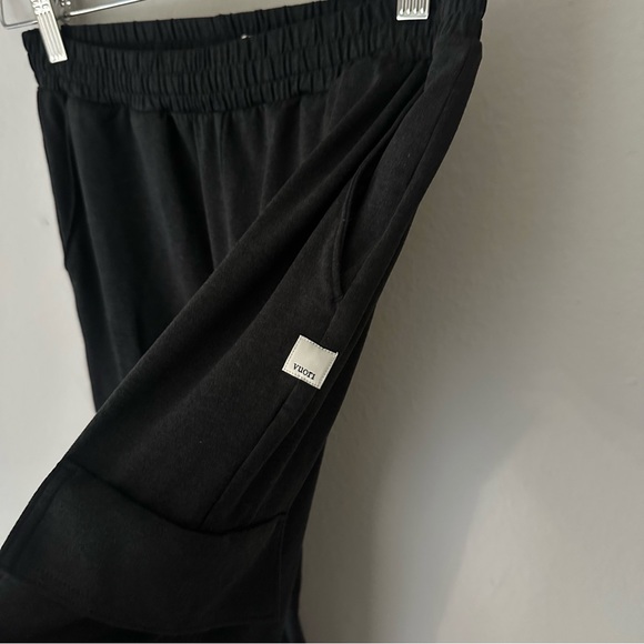Vuori Boyfriend Cargo Jogger Sweatpant in Black Heather - Picture 7 of 11